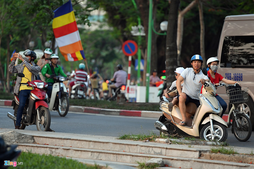 Thi nhau săn ảnh hoàng hôn đẹp lạ trên hồ Tây Thi nhau săn ảnh hoàng hôn đẹp lạ trên hồ Tây